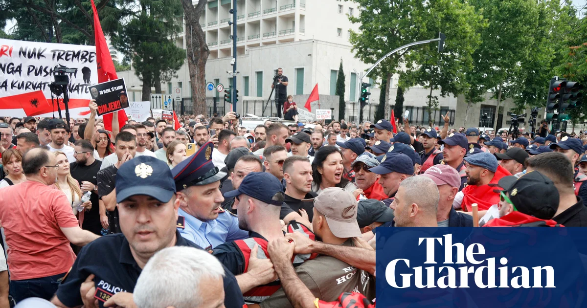 Arnavutluk'ta Kushner'in tatil köyü protestoları büyüyor