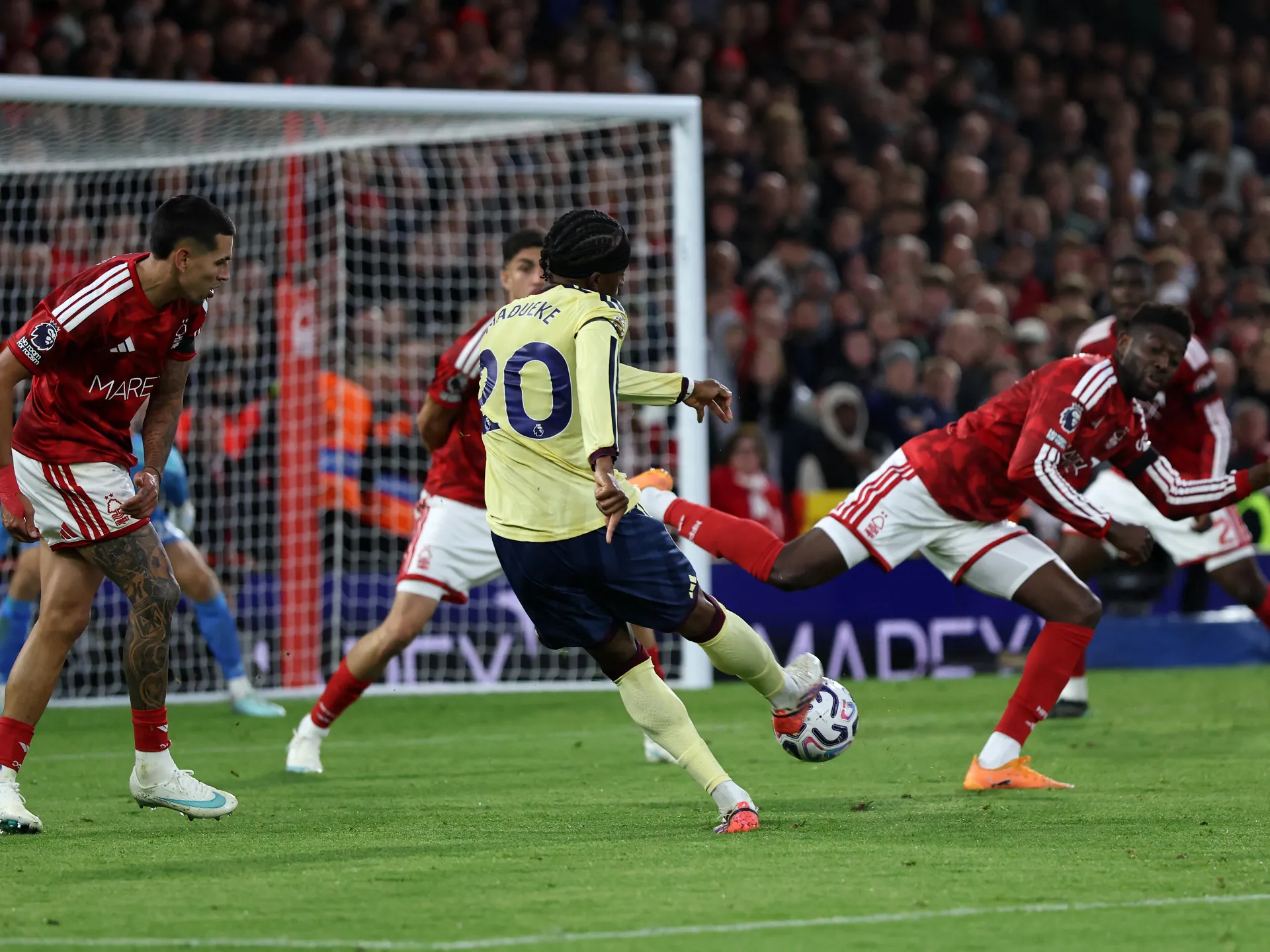 Arsenal, Nottingham Forest'ı Madueke'nin Golüyle Geçti