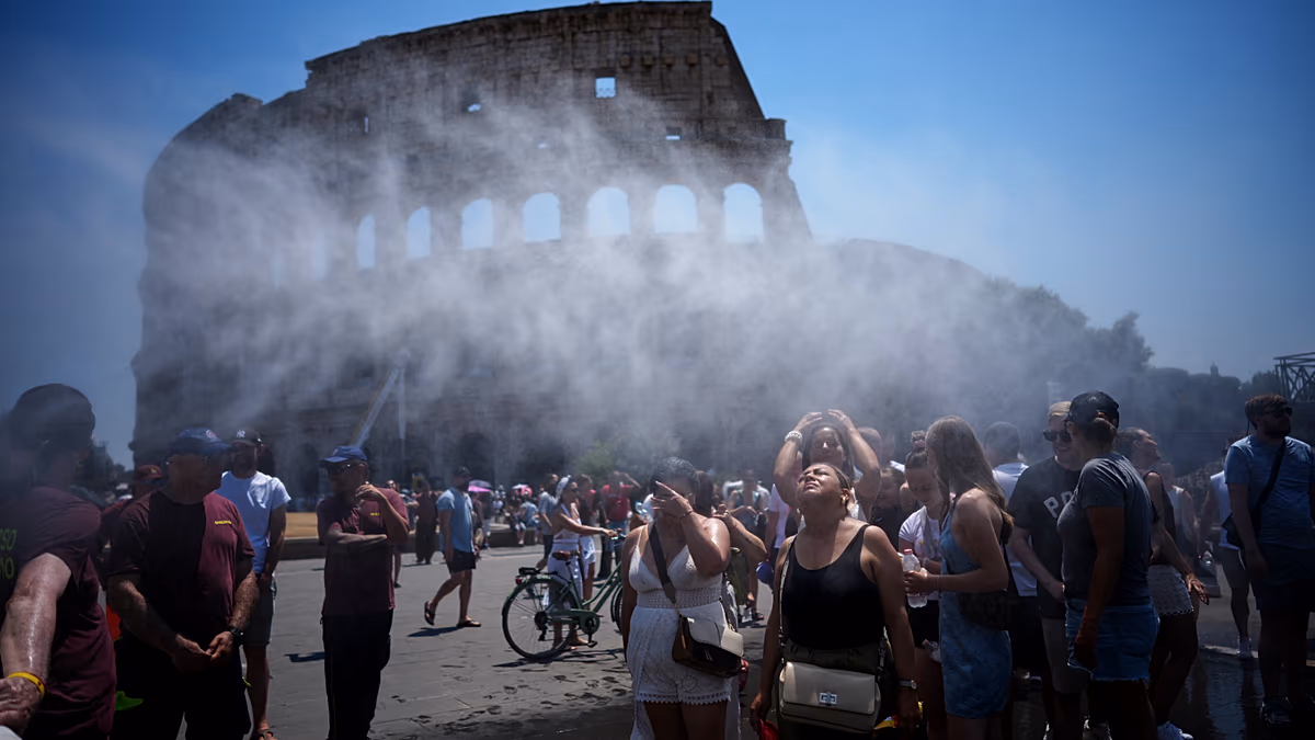 Aşırı Sıcaklar Roma Kolezyumu'nda Turistleri Serinletiyor