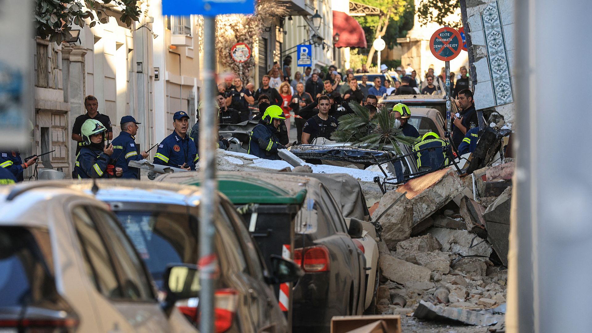 Atina'da Akropolis Yakınında Patlama: Bina Çöktü, Yaralılar Var
