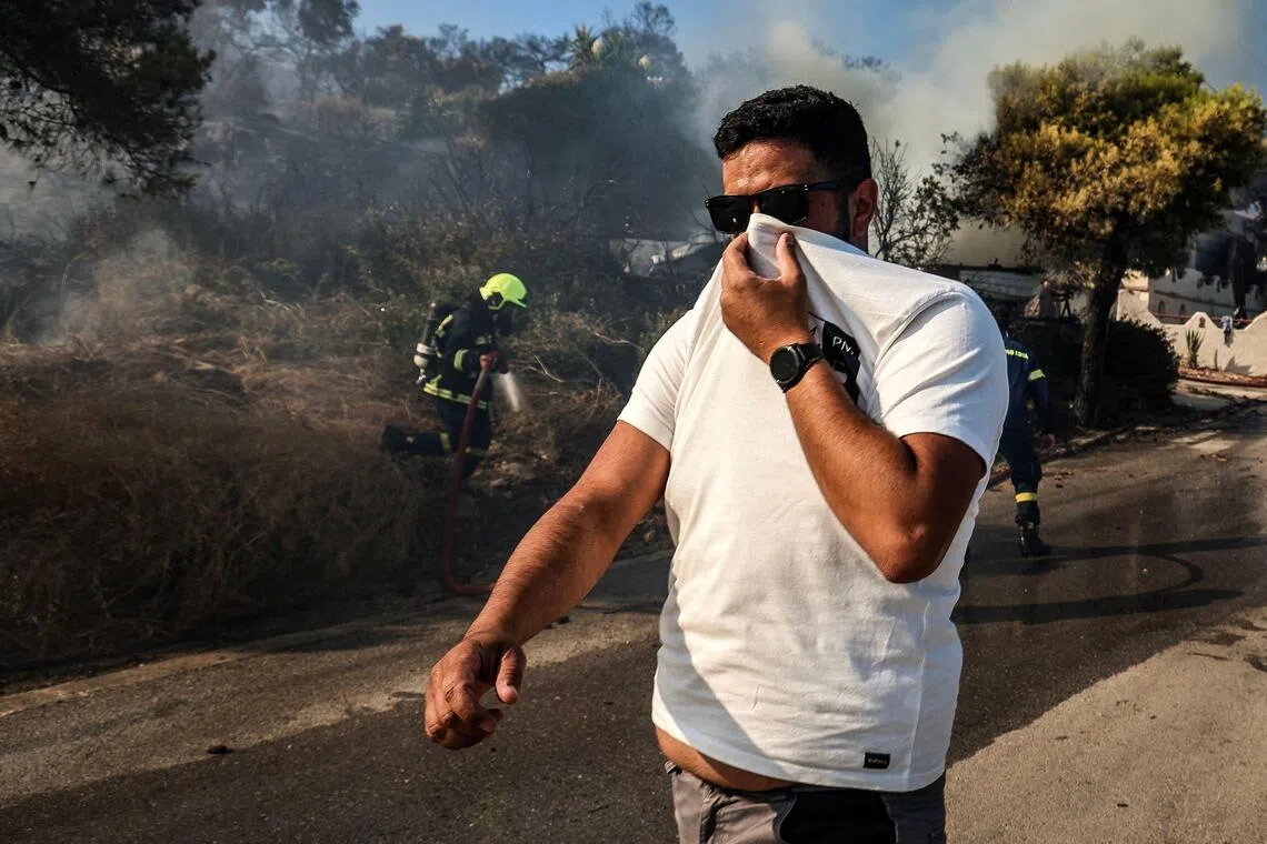 Atina yakınlarındaki adalarda yangınlar: 2 ölü, yüzlerce tahliye