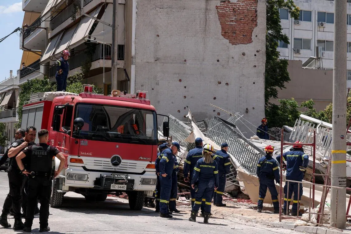 Atina'da bina çöktü: 4 kişi enkaz altında