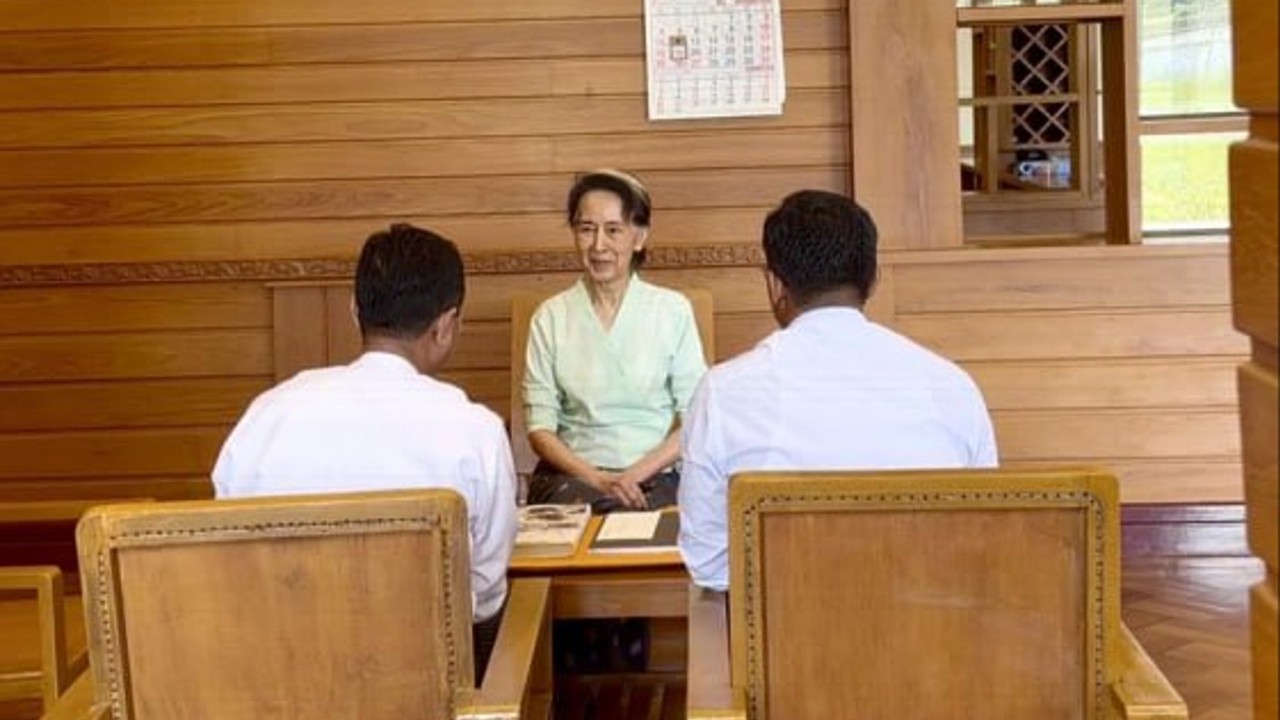 Aung San Suu Kyi'ye Kral Charles'tan Paket: Myanmar'dan İlk Fotoğraflar