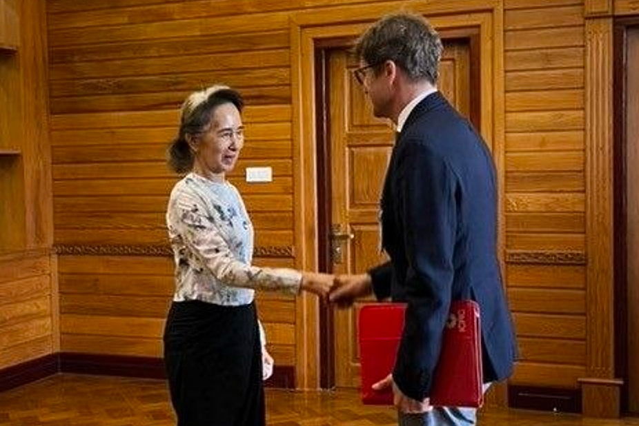 Aung San Suu Kyi'nin nadir fotoğrafları ailesine umut verdi
