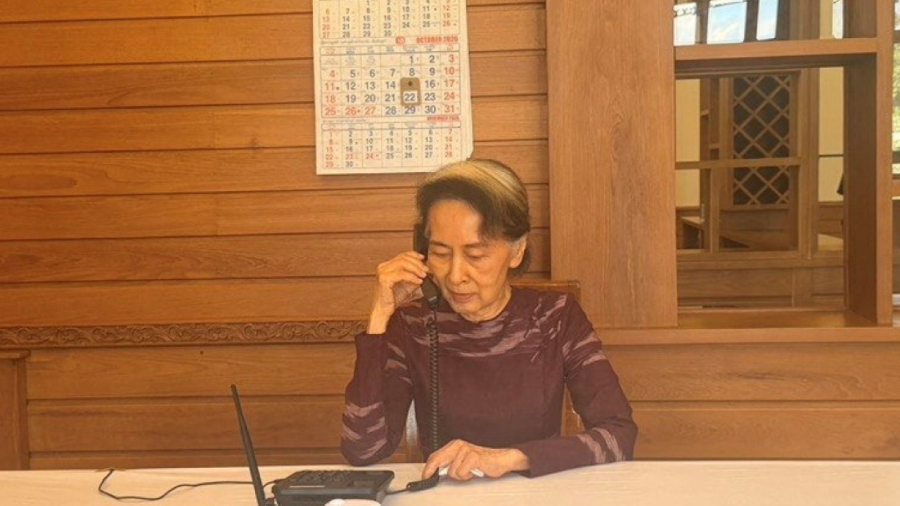 Aung San Suu Kyi'den Oğluna Nadir Telefon: Myanmar Cuntasında Strateji Değişikliği Sinyali