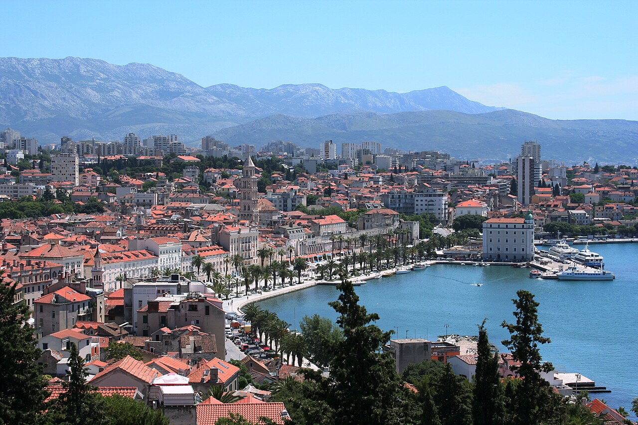 Avrupa'da Orman Yangınları: Binlerce Kişi Tahliye Edildi