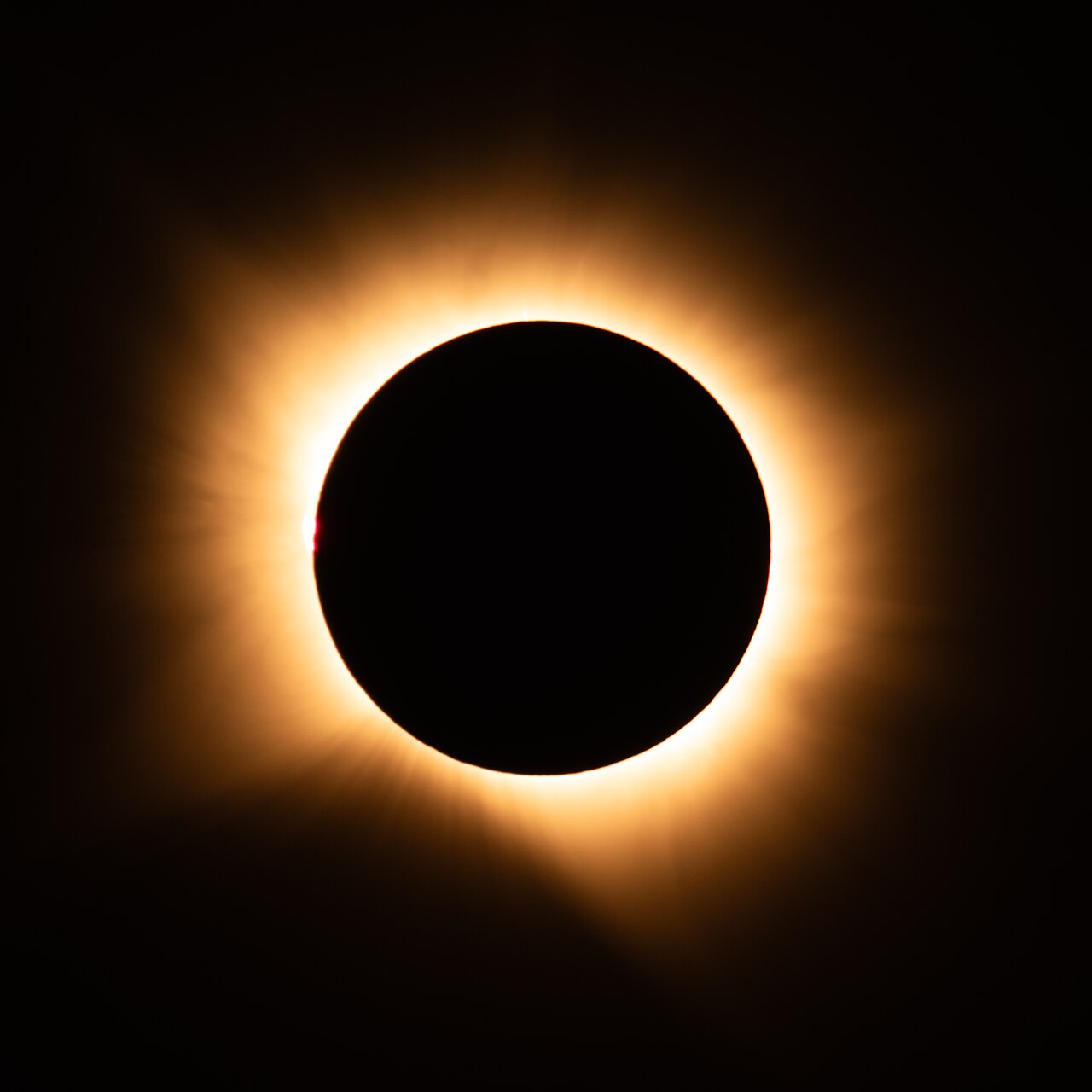 Avrupa'da Yıllar Sonra Tam Güneş Tutulması: Gündüz Geceye Döndü