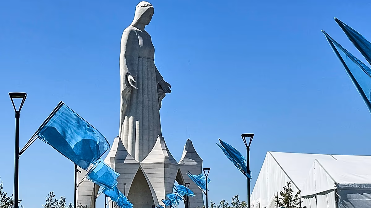 Avrupa'nın en yüksek Meryem Ana heykeli Polonya'da açıldı