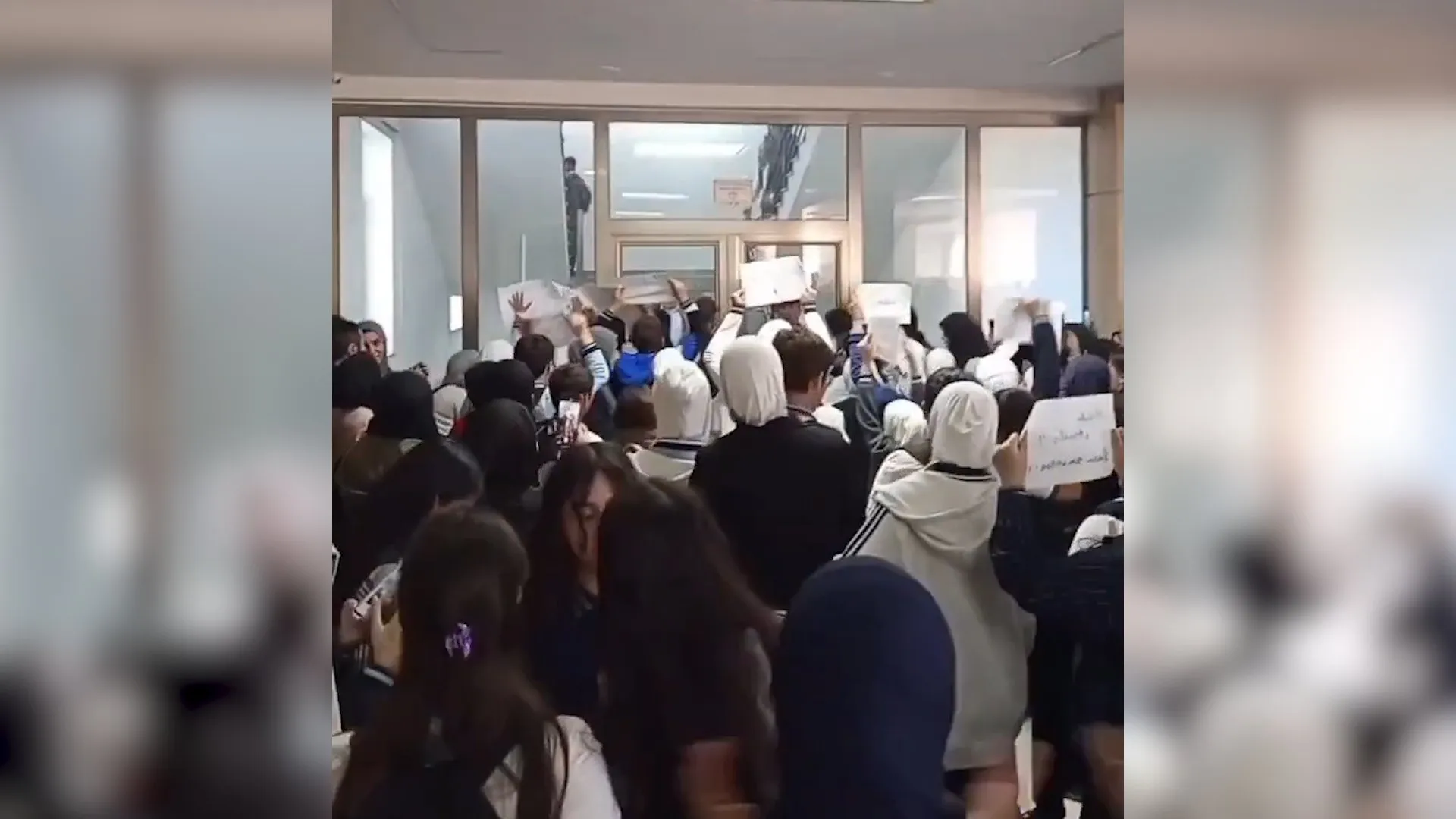 Azerbaycan'da Başörtüsü Yasağına Okul Protestoları ve Tutuklamalar