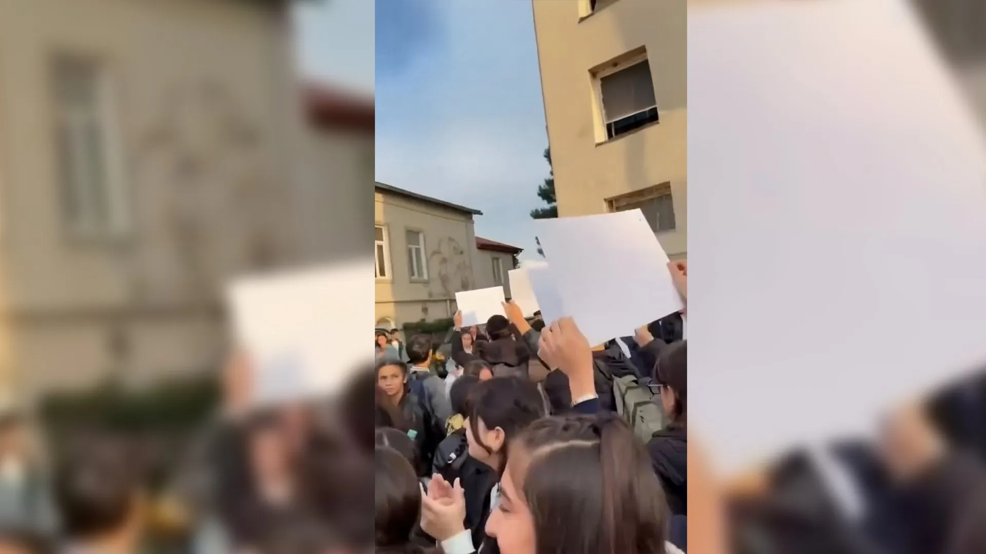 Azerbaycan'da Okullarda Başörtüsü Kısıtlamasına Öğrenci Protestoları