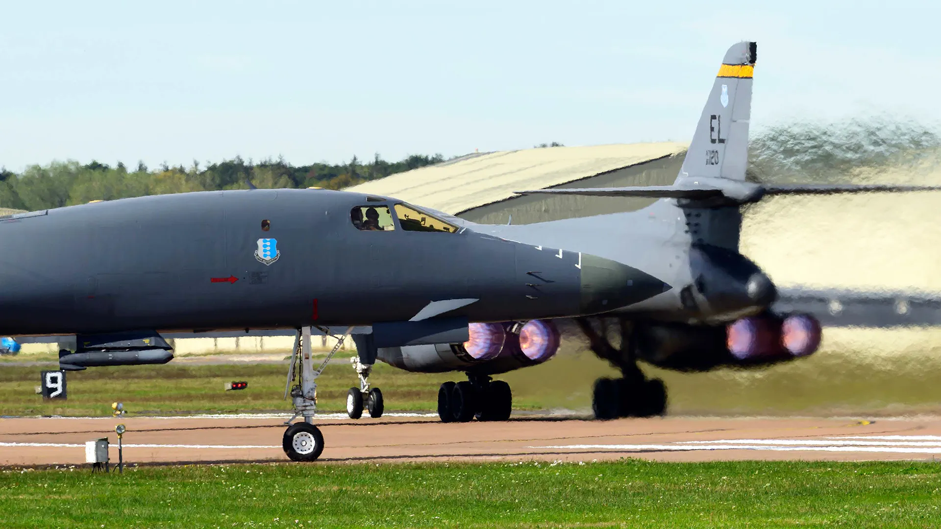 B-1B Bombardıman Uçakları İngiltere'den Aceleyle Ayrıldı