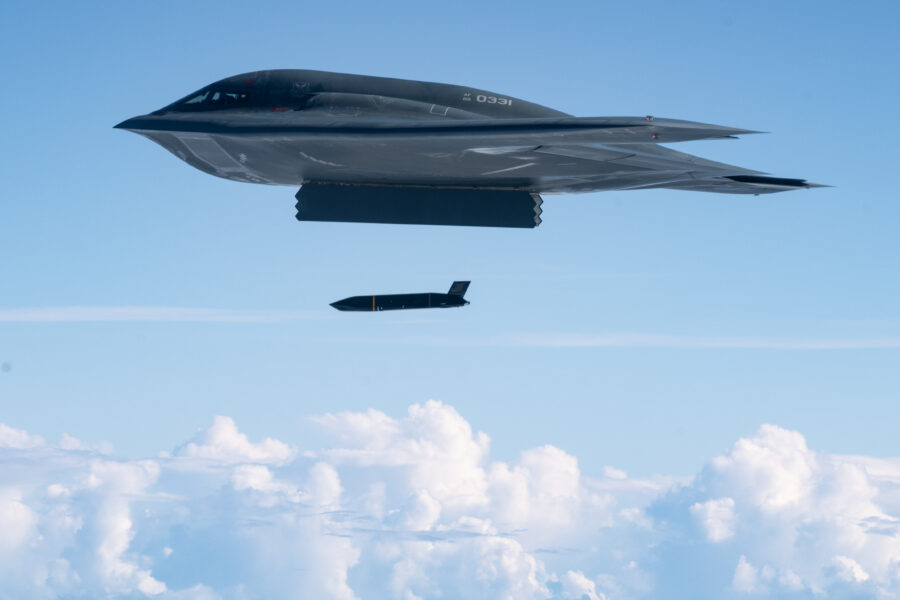 B-2 Hayalet Bombardıman Uçağından İlk Gemi Öldürücü Füze Atışı