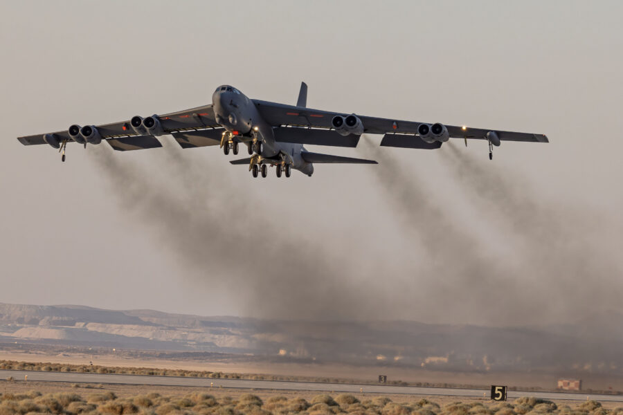 B-52 kazasının ardından Edwards Üssü'nde uçuşlar yeniden başladı