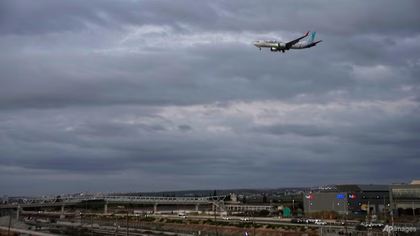 BAE: Flydubai yardımcı pilotu balta ile saldırdı