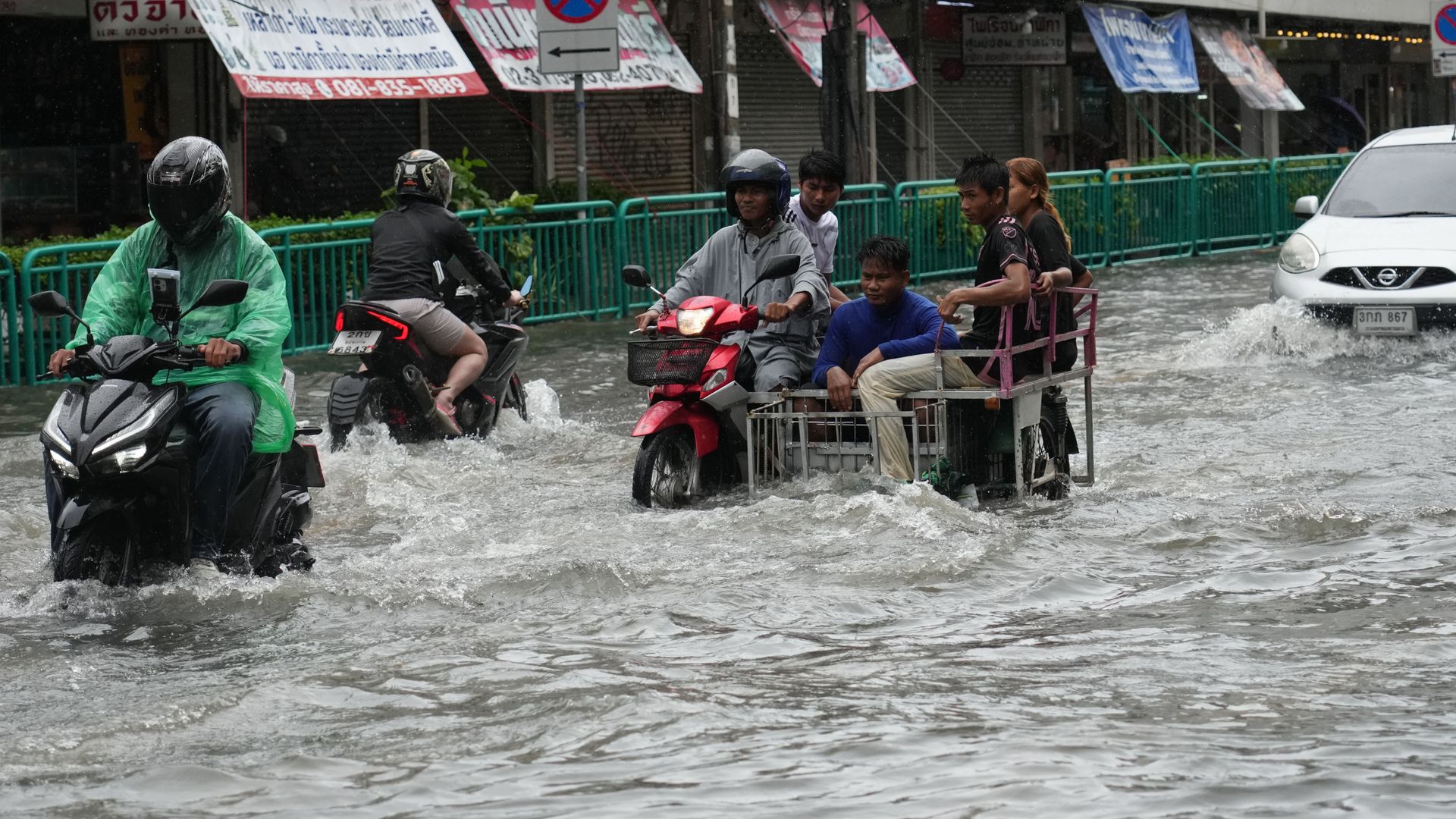 Bangkok'ta 48 saatte 30 cm yağış: Kriz düzeyi alarm