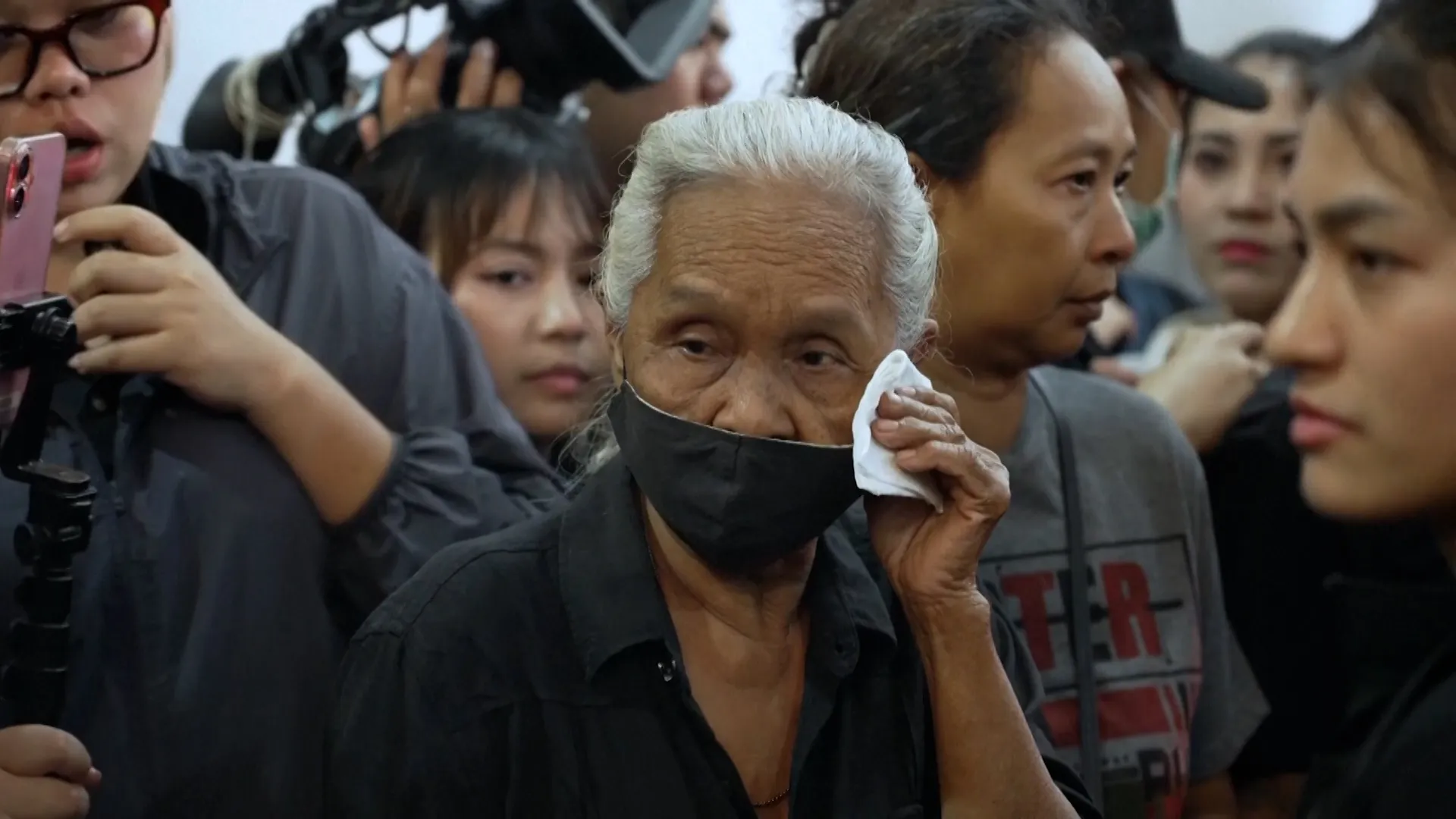 Bangkok'taki bar yangınında can verenlerin aileleri cesetlerine kavuşamadı