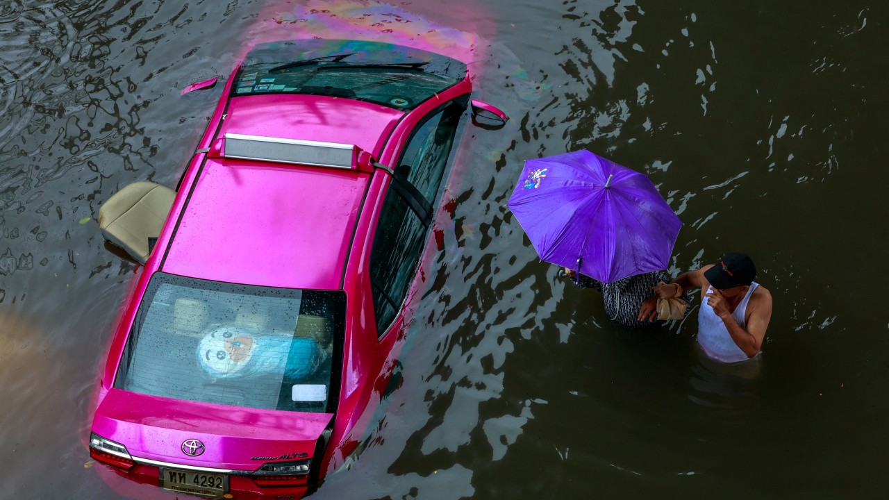 Bangkok'ta sel: Anutin UK ziyaretini kesti, halk yardım bekliyor