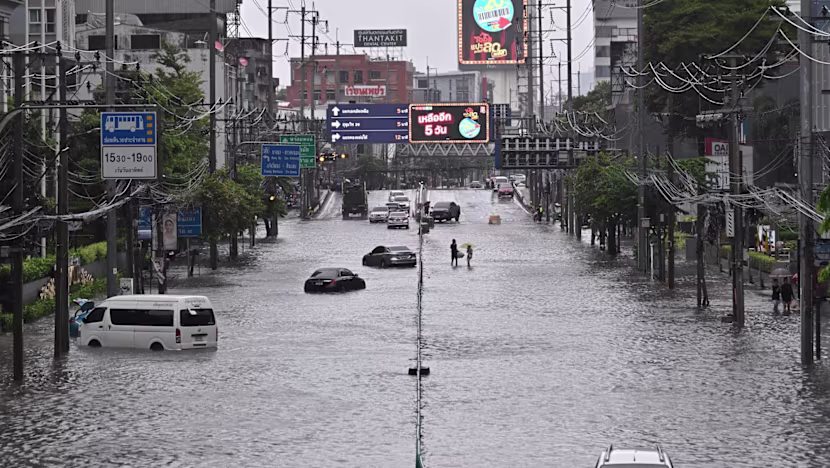 Bangkok'ta sel felaketi: Kanallar taştı, yollar su altında