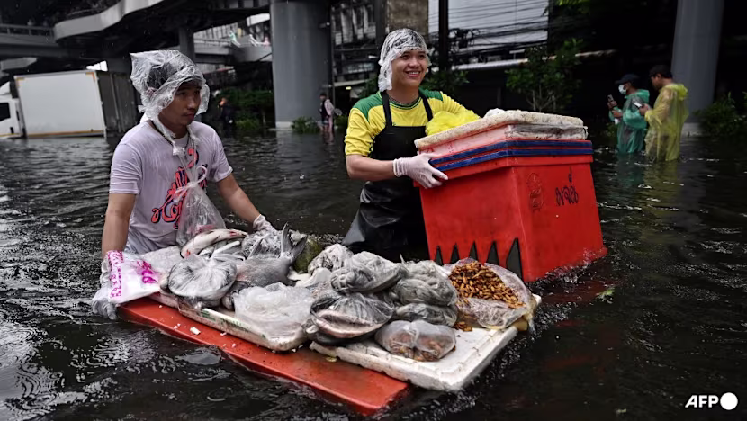 Bangkok'ta seller çekilirken pazarlar kayıkla geri döndü
