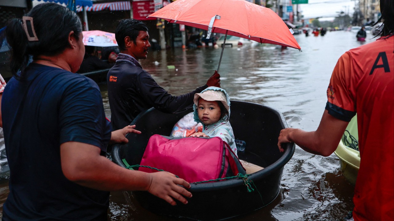 Bangkok'ta 15 yılın en kötü seli: Uyarılar geç kaldı