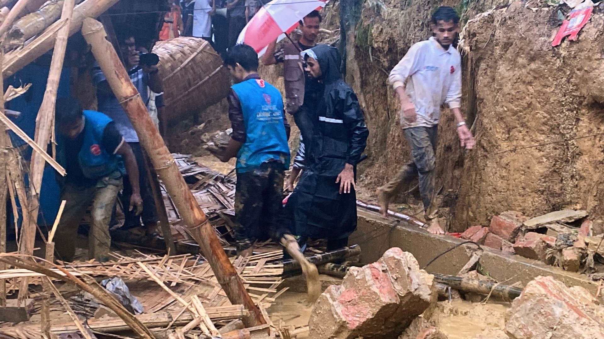 Bangladeş'te toprak kayması: 13 ölü, 5'i çocuk
