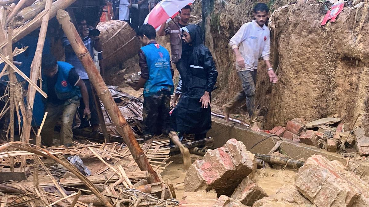 Bangladeş'teki Ruhingya kampında heyelan: 7 çocuk ve öğretmen hayatını kaybetti