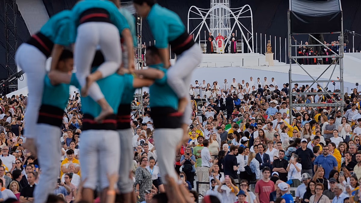 Barcelona'da 40 bin genç Papa’yı insan kulesiyle karşıladı