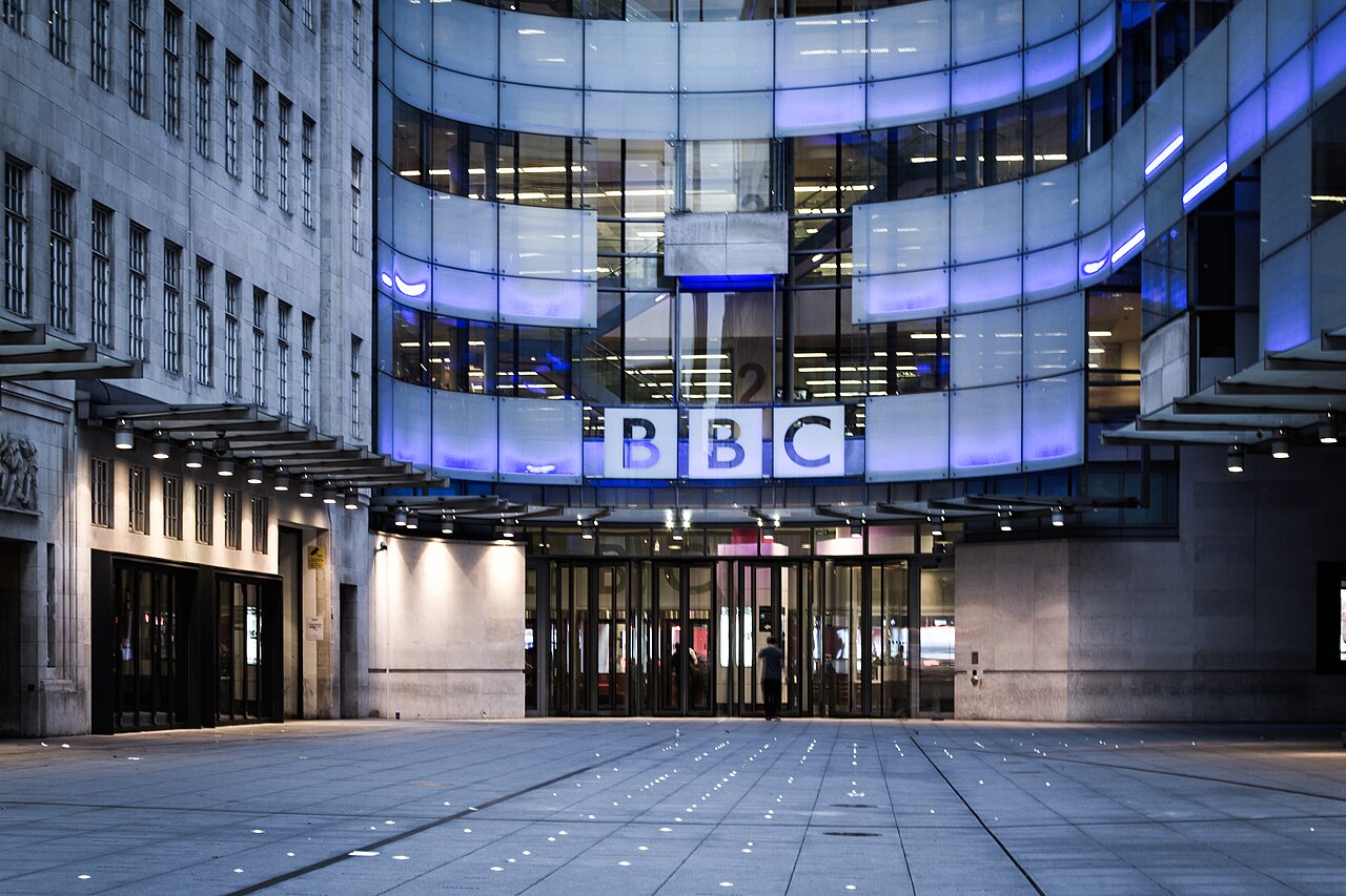 BBC'den Büyük Tasarruf: Yüzlerce İşten Çıkarma ve Radyo Programlarına Darbe