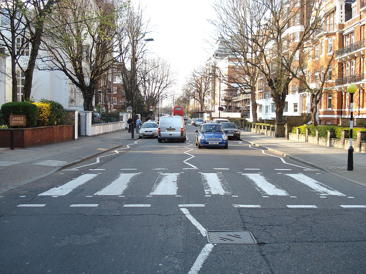 Beatles Filmi Ünlü Abbey Road Kapak Görüntüsünü Canlandırdı