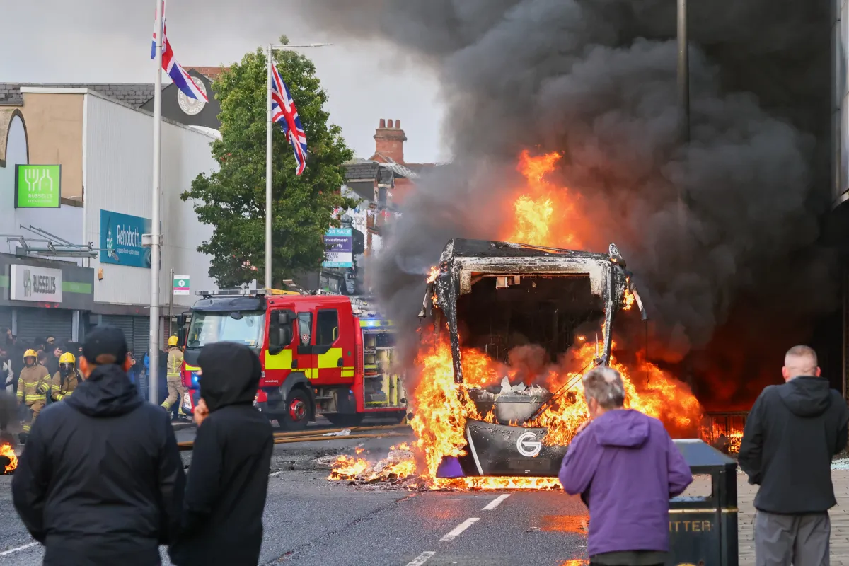 Belfast Alevler İçinde, Medya Nedenini Söylemiyor