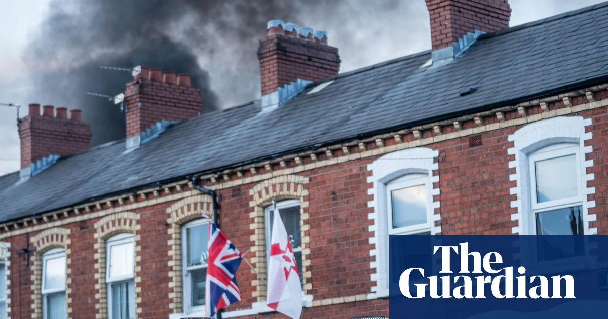 Belfast'taki ayaklanmalar sadık paramiliter etkisini yeniden gündeme taşıdı