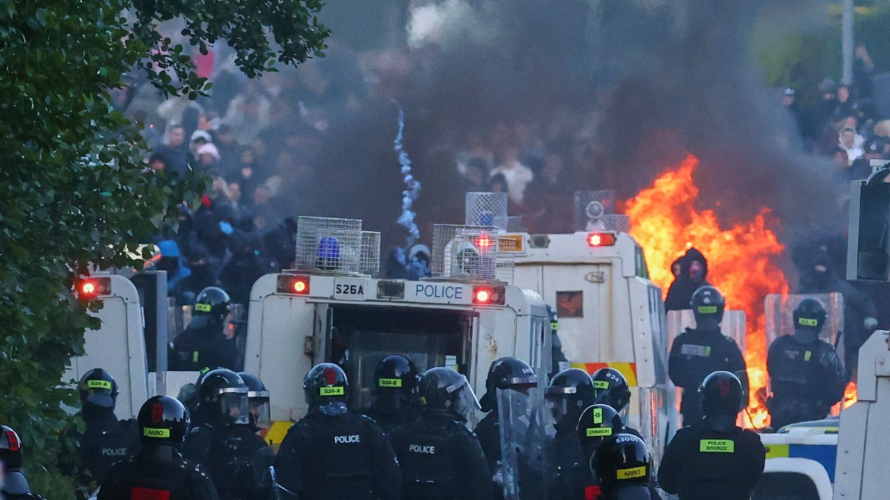 Belfast'ta bıçaklama sonrası olaylar: Polis tazyikli suyla müdahale etti