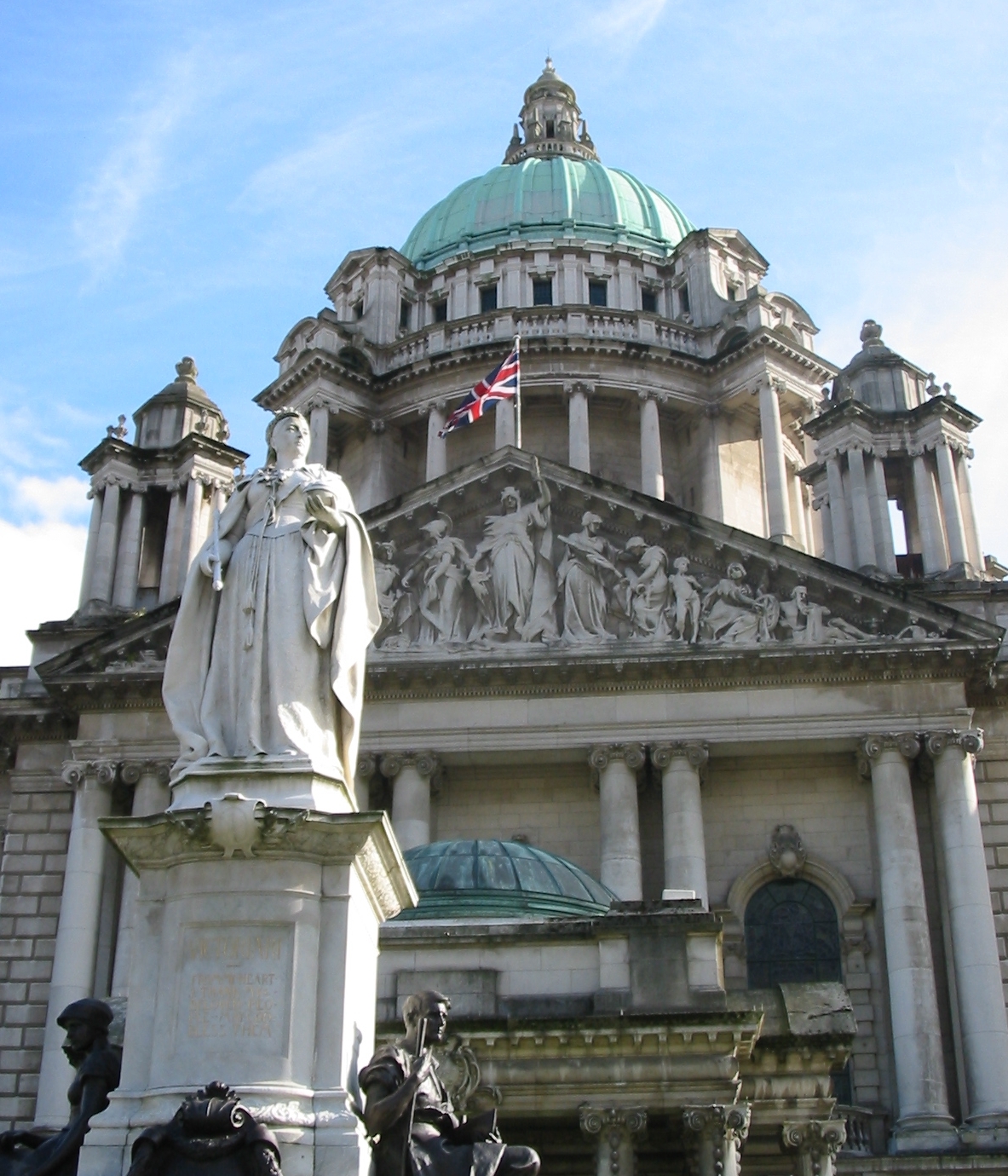 Belfast’ta bıçaklama sonrası protestocular araçları ve binaları ateşe verdi