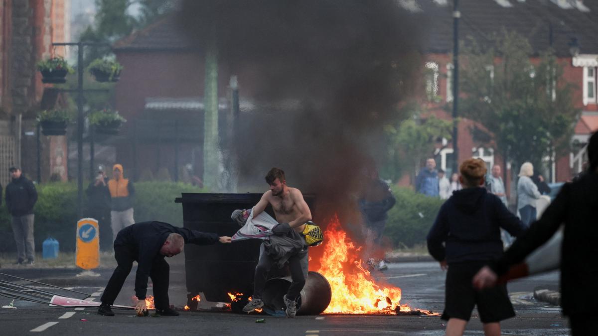Belfast bıçaklama: Protestocular araçları yaktı, yolları kapattı