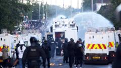 Belfast'ta bıçaklı saldırının ardından çıkan olaylarda polise tazyikli su