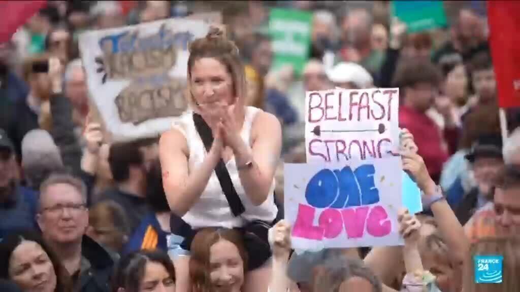Belfast'ta binler göçmen karşıtı şiddeti protesto etti