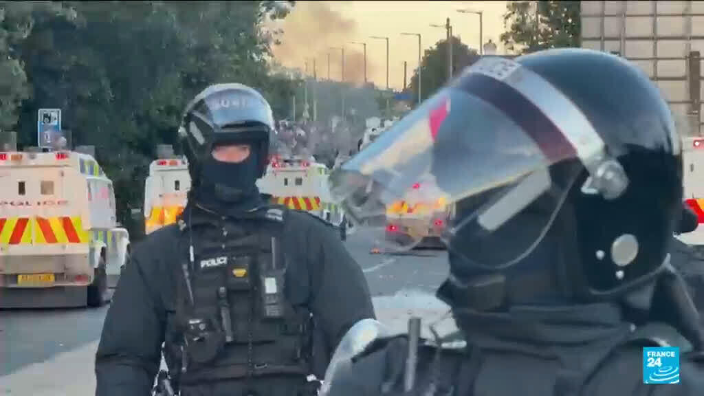 Belfast'ta protestoculara tazyikli su müdahalesi