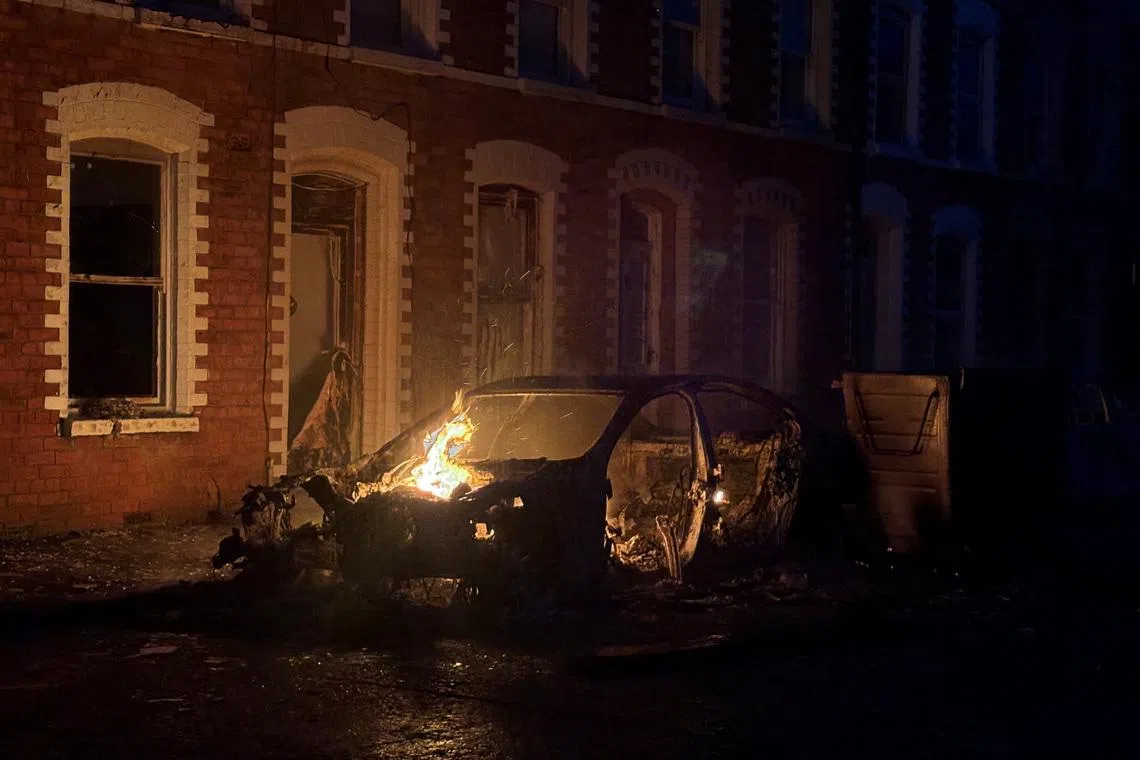 Belfast'ta Göçmen Karşıtı Şiddet: Bıçaklı Saldırının Ardından Evler ve Araçlar Ateşe Verildi