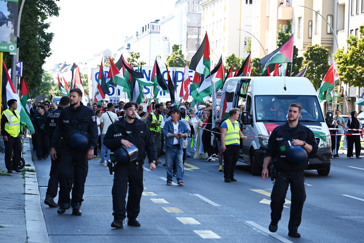 Berlin'de Gazze'ye Destek Yürüyüşü: Binlerce Kişi Filistin İçin Sokaklara Döküldü