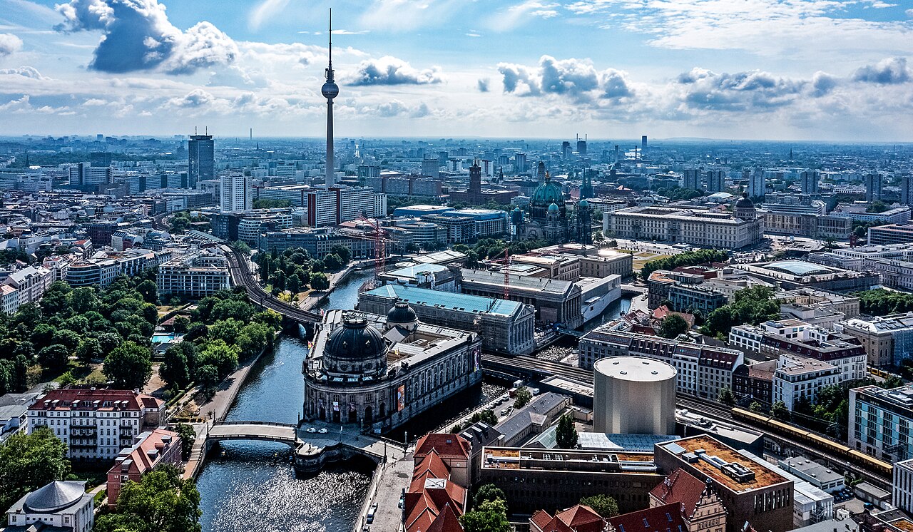 Berlin'deki ILA Havacılık Fuarı protestocularla başladı