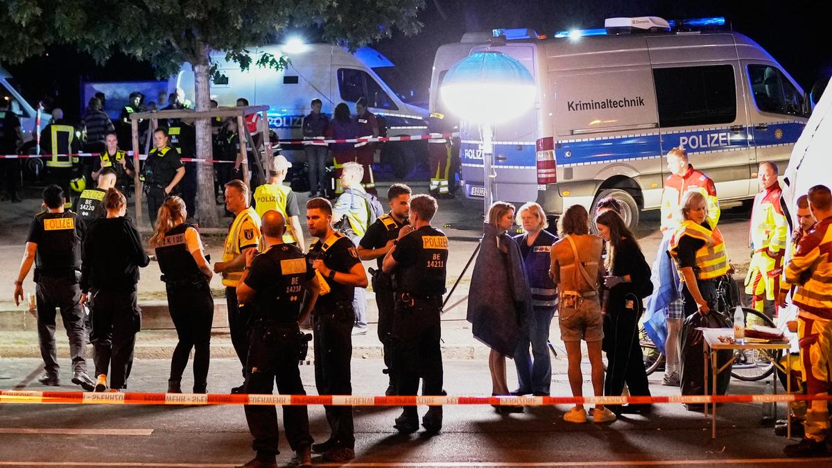 Berlin'de LGBTQ yürüyüşüne araçla saldırı: 1 ölü, 16 yaralı