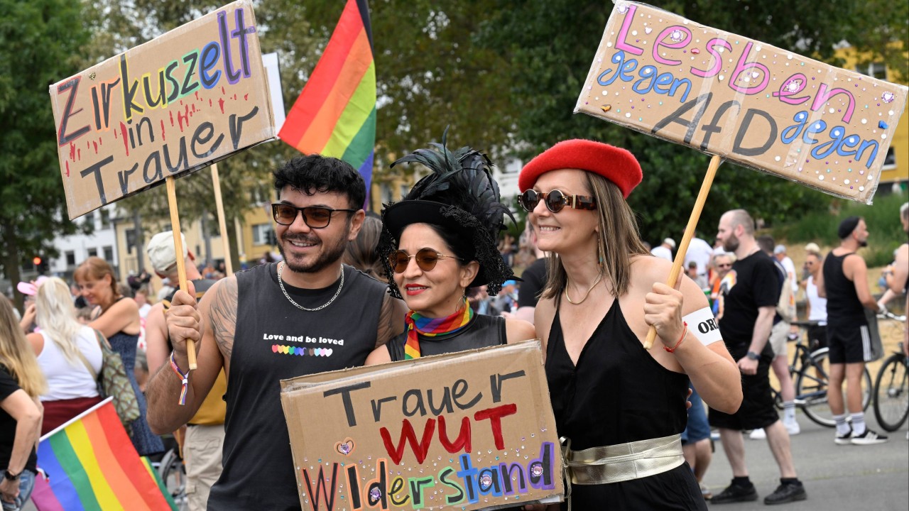 Berlin Pride Saldırısının Ardından Köln'de On Binlerce Kişi Queer Topluluğuna Destek İçin Yürüdü