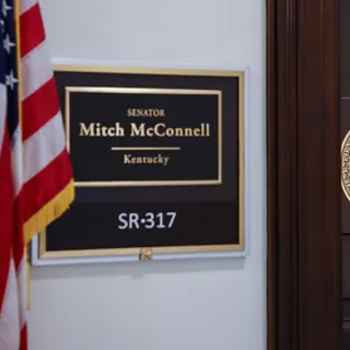 Beshear'dan McConnell'a: Konuş ya da istifa et