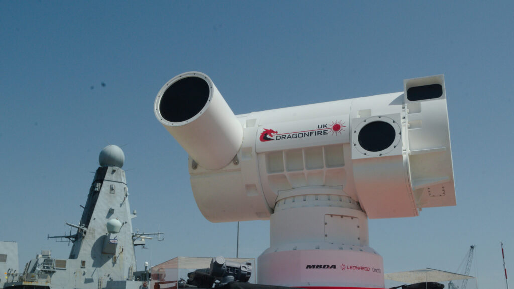 Birleşik Krallık, DragonFire lazer silahını mini hale getirerek Type 45 destroyerine entegre edecek