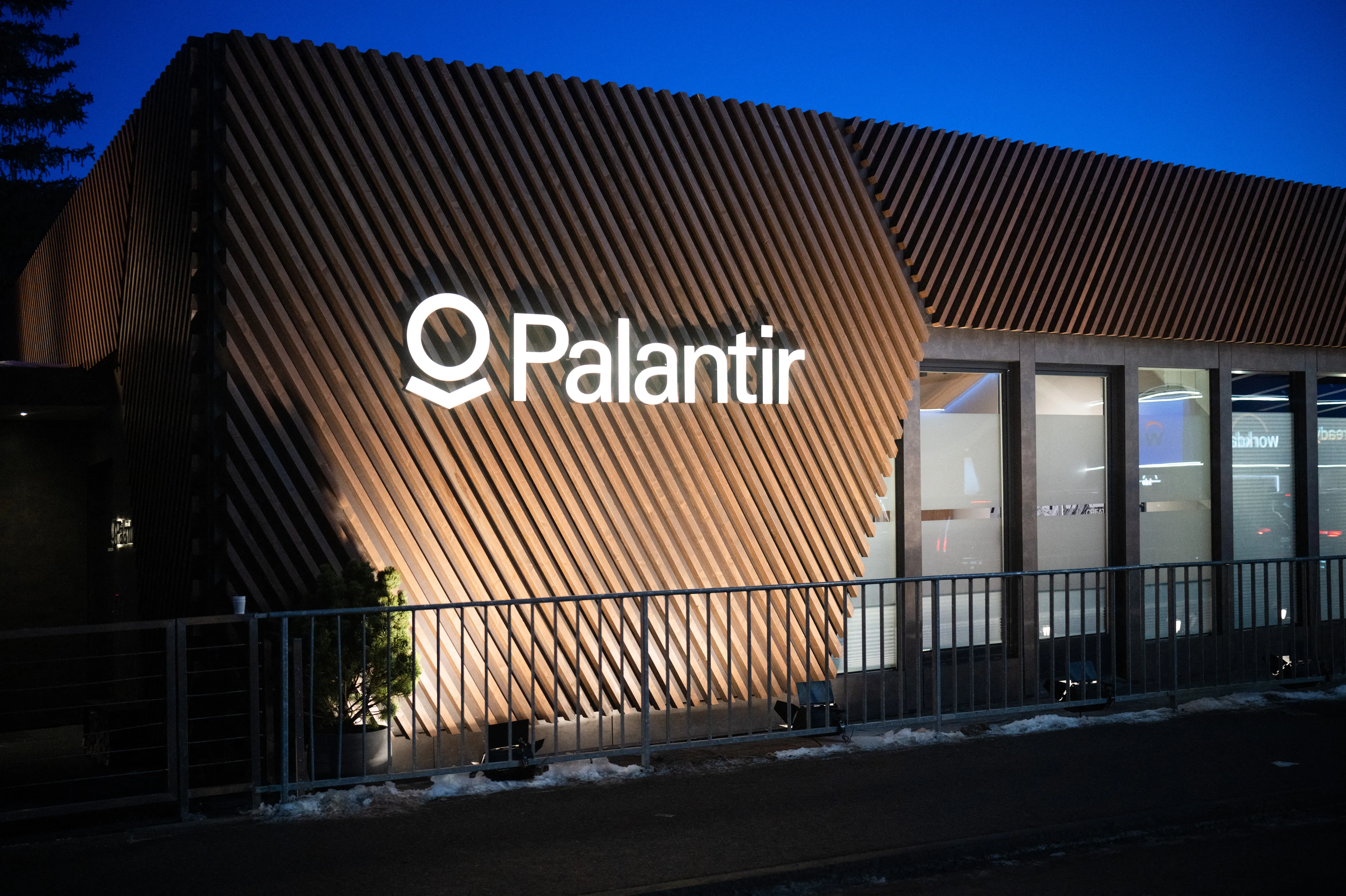 Birleşik Krallık, Palantir'in Satış Taktiğinin Cazibesine Kapılıyor