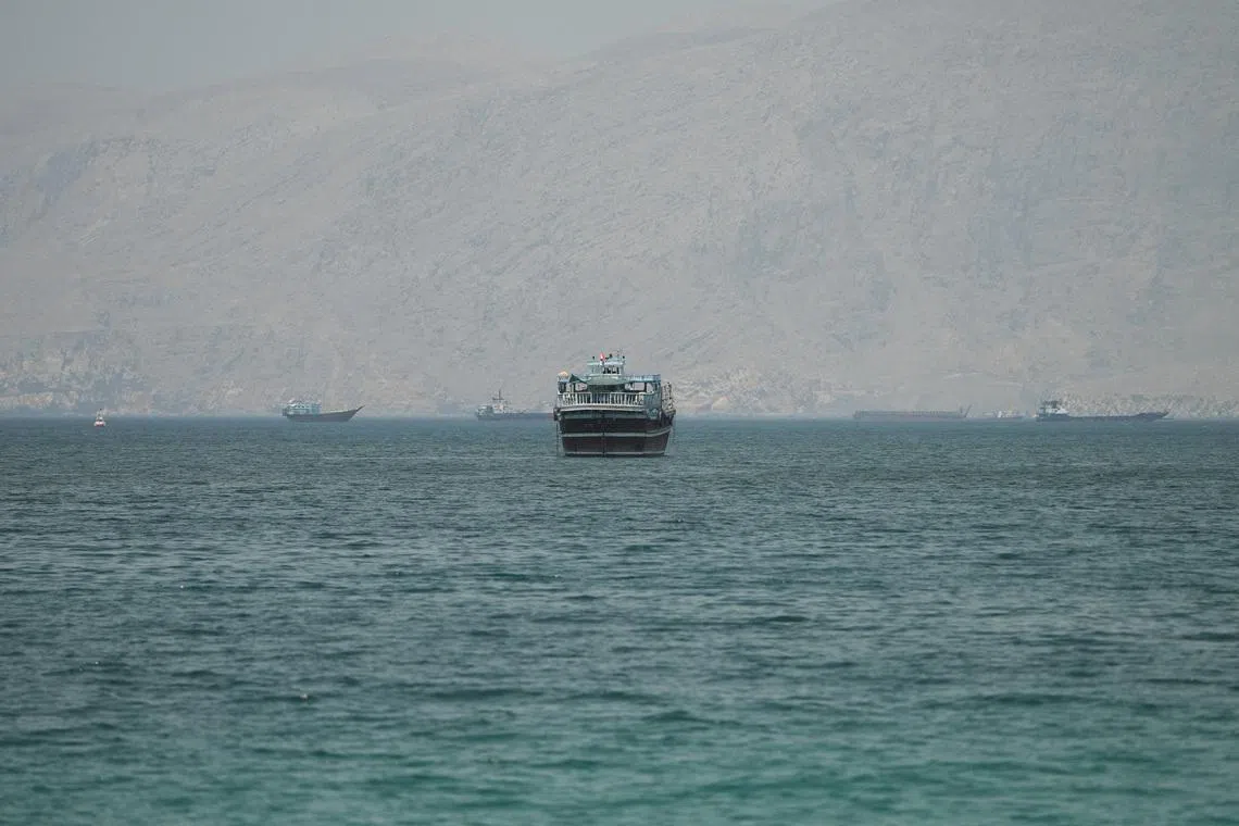 BM, Hürmüz Boğazı'nı geçici olarak terk etti: Singapur bandıralı gemiye saldırı