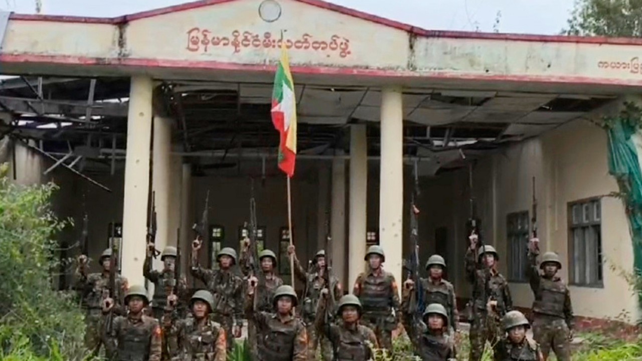 BM: Myanmar ordusu sivil saldırılarında drone ve yamaç paraşütü kullanıyor
