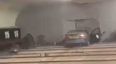 BMW ile 16 şeritli karayolunu geçip bowling salonuna daldı