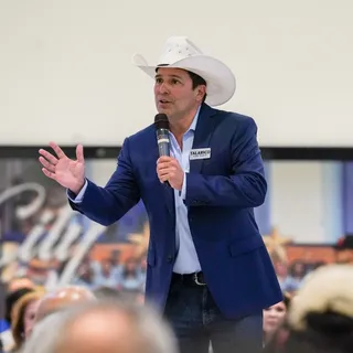 Demokrat aday Pulido, ünlü suçluyla sahne aldı
