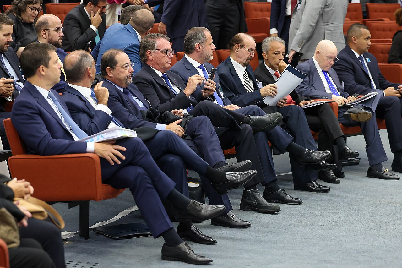 Bolsonaro ev hapsinde kalmaya devam edecek